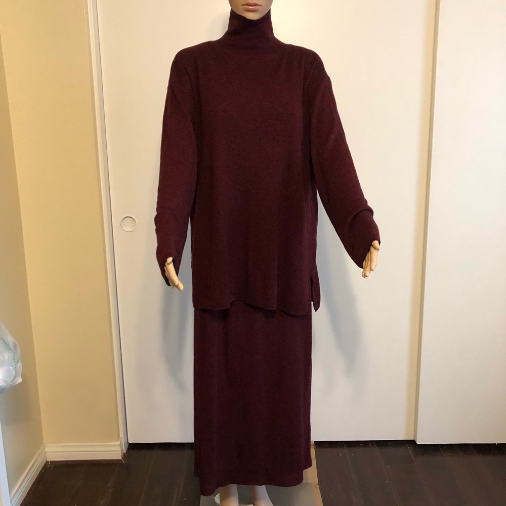 Jaclyn Smith Classic 2 piece sweater/skirt set